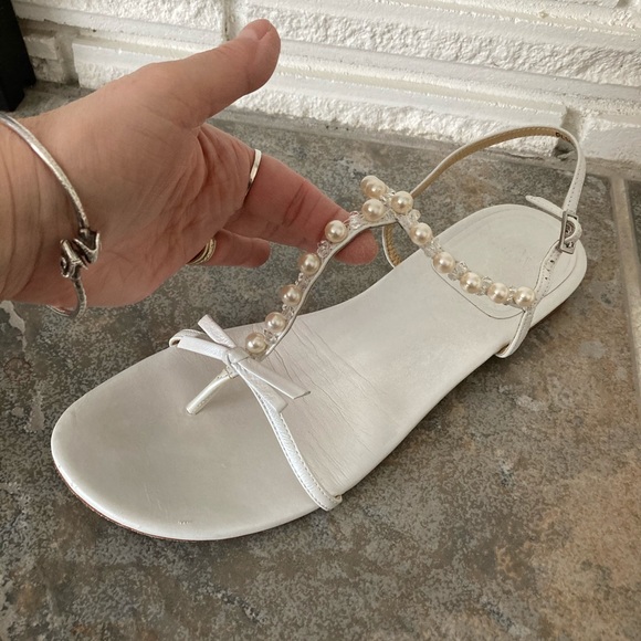 Stuart Weitzman Shoes - HP⭐️ Stuart Weizmann EUC White Leather Pearl & Crystal Fly Bow Sandals…